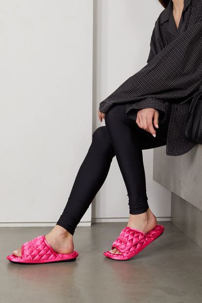 Si eres de las que ha llevado la moda más de estar por casa hasta las últimas consecuencias, estas sandalias de satén acolchadas de Balenciaga tienen que ser tuyas. 350€