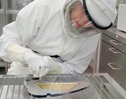 La investigadora Judy Allton separa las láminas de oro de un colector de partículas de viento solar de la misión <i>Genesis</i> para hacer diversos análisis.