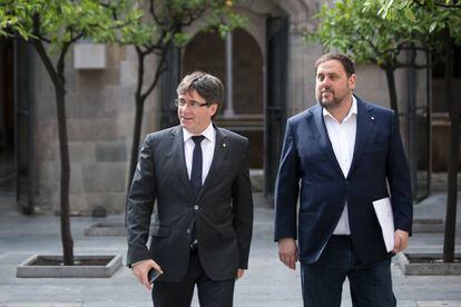 Carles Puigdemont i Oriol Junqueras arriben a la reunió del consell executiu del Govern.