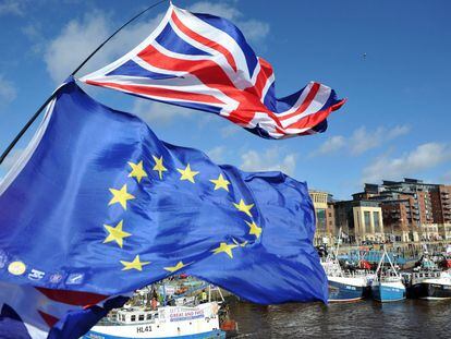 Pescadores en Newcastle (Reino Unido) protestan por los términos propuestos en el Brexit ondeando banderas de la Unión Europea.