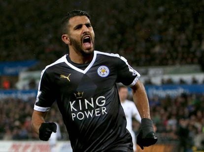 Riyad Mahrez celebra un gol con el Leicester.
