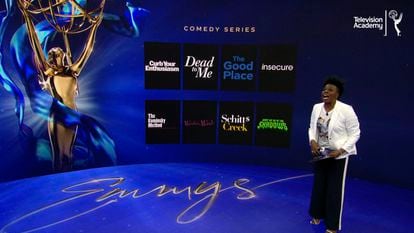 La actriz Leslie Jones, sola en un plató, lee los títulos de las nominadas al Emmy a la mejor serie de comedia el pasado martes.