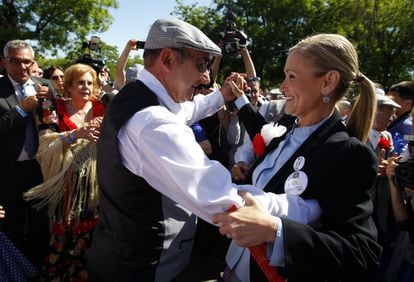La candidata popular a la presidencia de la Comunidad de Madrid, Cristina Cifuentes, baila un chotis en la pradera de San Isidro el 15 de mayo de 2015.