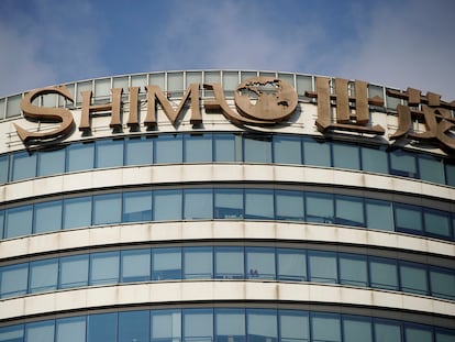 El logotipo de Shimao Group sobre la fachada de la Torre de Shimao en Pekín, China.