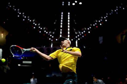 Millman golpea la pelota durante el partido contra Pospisil en la Caja Mágica.