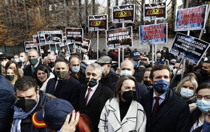 Protesta policial de noviembre de 2021 en Madrid con la asistencia del entonces presidente del PP. Pablo Casado, y la portavoz de su grupo parlamentario, Cuca Gamarra, junto a Santiago Abascal, Macarena Olona y otros miembros de Vox.