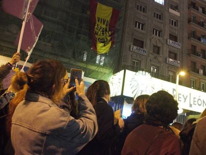 Una bandera de "Viva España Feminista" agita la manifestación del 8-M en Madrid