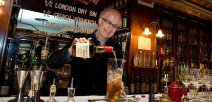 Javier de las Muelas, empresario y bartender, preparando un cóctel de Maker’s Mark.
