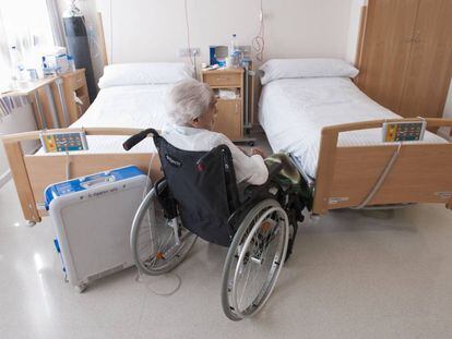 Una mujer en silla de ruedas, en su habitación de una residencia de ancianos de Burgos.