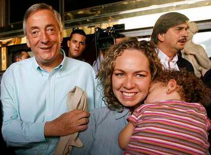 El ex presidente argentino Néstor Kirchner, junto a Patricia Perdomo, hija de una de las rehenes.