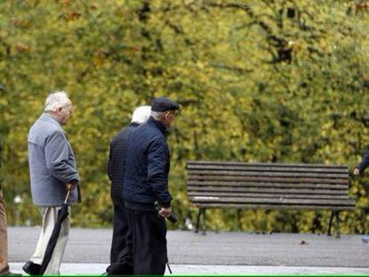 Pensionistas en un parque