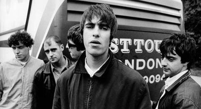 En primer plano, Liam Gallagher junto al resto de integrantes de Oasis, en 1994.