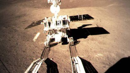 El robot 'Yutu-2' descendiendo del módulo de alunizaje, en una foto tomada en el lado oculto de la Luna.