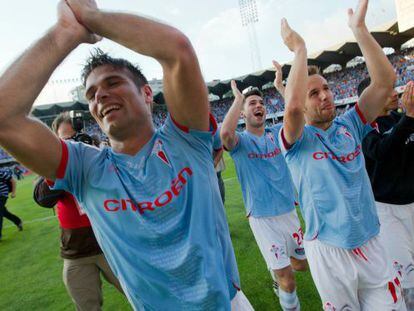 Los jugadores del Celta, con camiseta Li-Ning, celebran el ascenso.