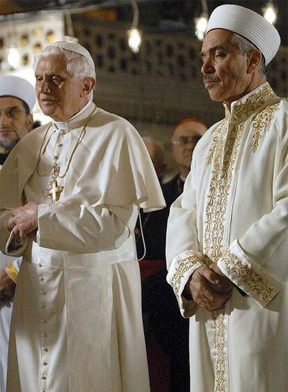 El Papa reza con el gran muftí de Estambul, Mustafa Cagrici, durante una visita a Turquía en 2006.