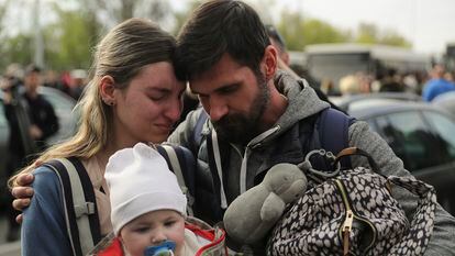 Primeros civiles evacuados de la acería de Azovstal, en Mariupol (Ucrania), a su llegada en mayo a Zaporiyia.