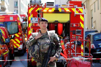 Un soldado vigila los alrededores de la vivienda en Marsella donde viv&iacute;an los presuntos terroristas