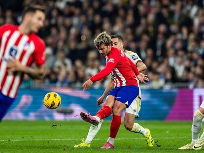 El delantero del Atlético de Madrid, Antoine Griezmann, durante el derbi contra el Real Madrid en el Estadio Santiago Bernabéu de Madrid.