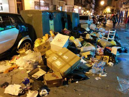 Miguel Merino manda esta imagen de cartones, papeles, sillas y bolsas de basura frente a unos contenedores en la calle Augusto Figueroa. https://twitter.com/Miguelmerj