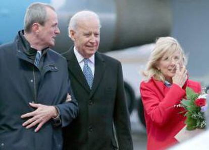 El embajador de Estados Unidos en Alemania, Philip D. Murphy (i) recibe al vicepresidente Joe Biden (c) y a su esposa a su llegada, hoy, al aeropuerto de Tegel, en Berlín (Alemania).