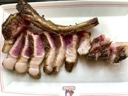 Chuleta de cerdo ibérico de montanera afinada dos meses a la brasa.