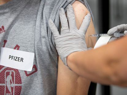 Vacunación con dosis de Pfizer en Columbia (Ohio, EE UU) este miércoles.