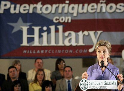 La senadora Hillary Clinton durante su discurso en el centro médico de San Juan Bautista, en Caguas, Puerto Rico.
