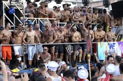 Un momento del desfile del dia del &quot;Orgullo Gay&quot;, que ha recorrido esta tarde las calles de Madrid.