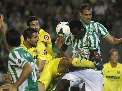 Nosa trata de rematar en el área del Villarreal.