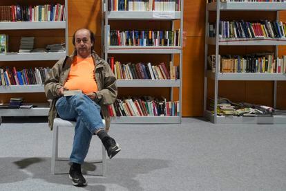 Carlos fotografiado en la biblioteca del albergue de Ifema el pasado abril
