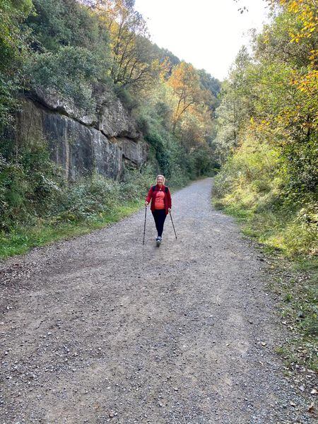 Montse Ginés practica la marcha nórdica cerca de su domicilio, en Sant Andreu de Llavaneres (Barcelona).