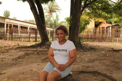 Mauricia Mendes, que ha recibido la ayuda contra la pobreza Bolsa Familia durante los últimos 18 años, posa en su casa, en un pueblo de las afueras de São Luís.