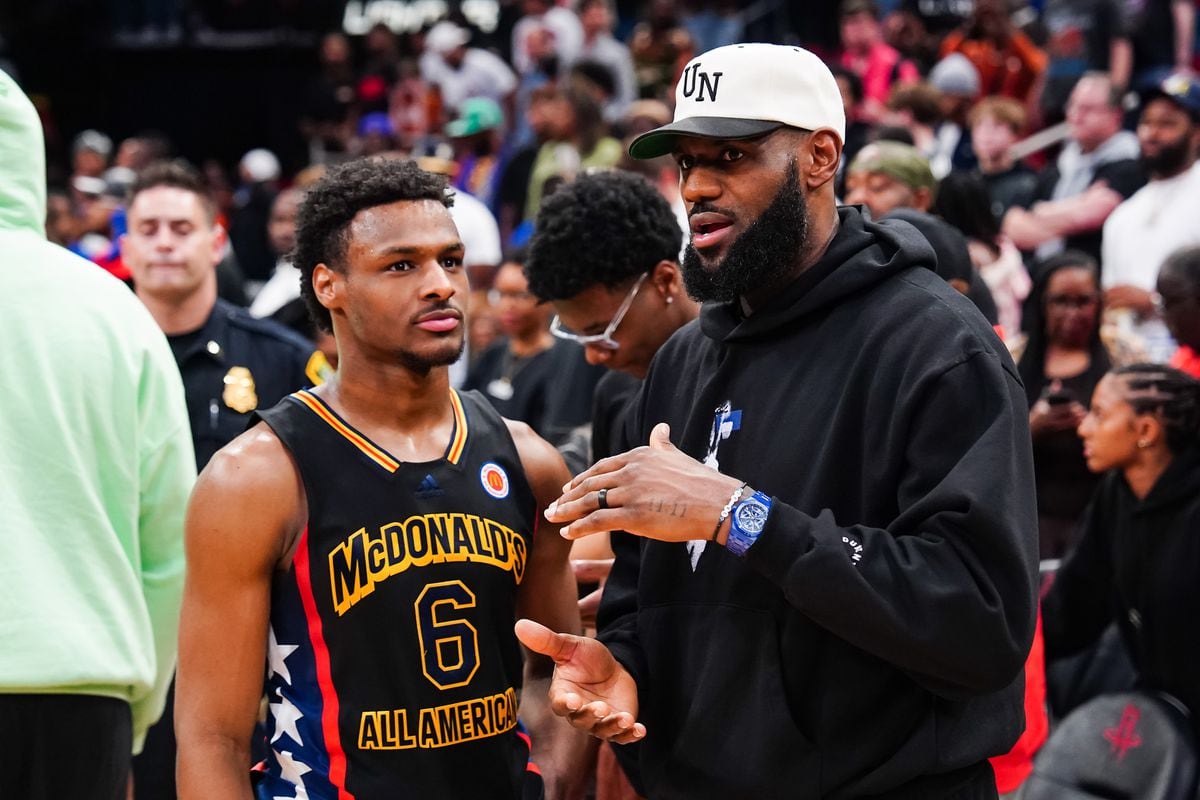 LeBron James habla sobre el paro cardiaco de su hijo Bronny: “Nuestra familia está junta, sana y salva” | Deportes
