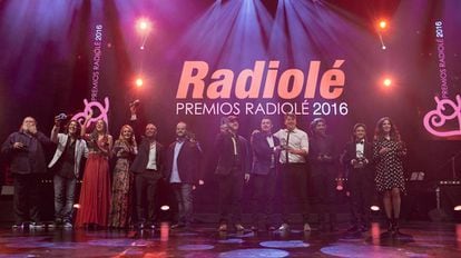 Los premiados al final de la gala de Radiol&eacute;, este jueves en Sevilla.