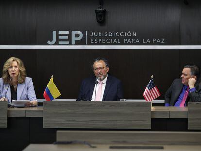 Beth Van Schaack, embajadora de los Estados Unidos para la justicia penal mundial; Roberto Carlos Vidal López, presidente de la JEP; y Francisco L. Palmieri, embajador de Estados Unidos en Bogotá, durante una rueda de prensa de la JEP en Bogotá, el 4 de mayo de 2023.