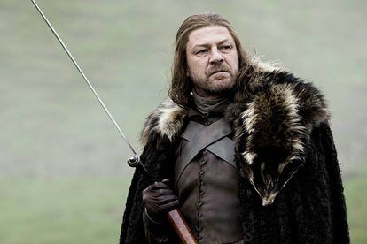 Ned Stark.

EN CONTRA: Esto va a doler, pero uno de los personajes favoritos no solo oculta a su esposa durante años la verdadera identidad de Jon Snow (¿paternalismo?), sino que además no le hace caso cuando le recomienda no viajar al sur, algo que tendrá catastróficas consecuencias. Además decide llevarse a sus hijas con él, con las que a menudo habla de los maridos que les va a buscar. 
A FAVOR: Todo lo demás, que para eso es Ned Stark.