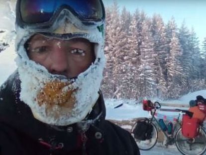 Andrés Abian Pajares quería recorrer 4.600 kilómetros en peno invierno siberiano sobre dos ruedas. Tres rusos le salvaron de la tienda de campaña en la que se había dormido con las extremidades afectadas por el frío