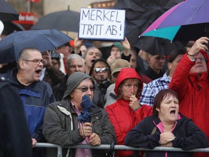 Manifestantes de extrema derecha protestan contra las pol&iacute;ticas de Angela Merkel el pasado 3 de octubre. 