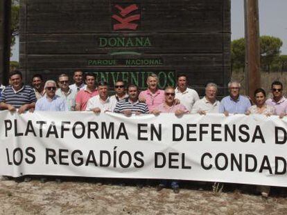 Representantes de la plataforma de El Condado, en el acceso a Do&ntilde;ana.