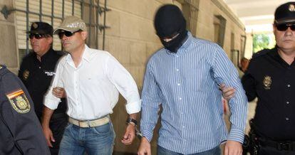 El expolicía Lars Sepúlveda, que robó 154 kilos de heroína y cocaína, en 2009 con pasamontañas.