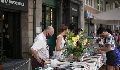 Una parada de Sant Jordi el passat 23 de juliol a la llibreria La impossible, a Barcelona.