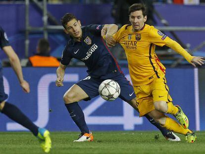 Lucas Hern&aacute;ndez defiende a Messi durante una acci&oacute;n del partido.