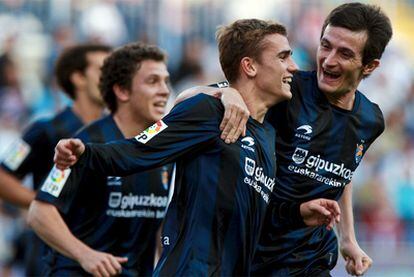 Antoine Griezmann y Joseba Llorente celebran un gol ante el Málaga.
