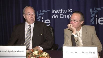 El ex ministro de Ciencia y Tecnología, Josep Piqué, y el ex presidente honorario del Consejo Rector del Instituto de Empresa, Juan Miguel Antoñanzas, en una imagen de archivo.