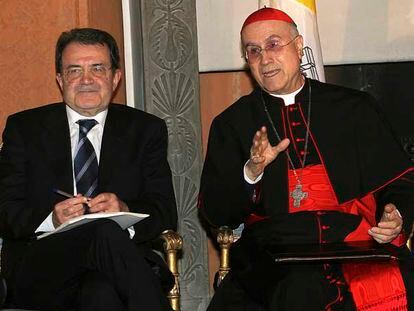 El primer ministro italiano, Romano Prodi, con el secretario de Estado del Vaticano, Tarsicio Bertone.