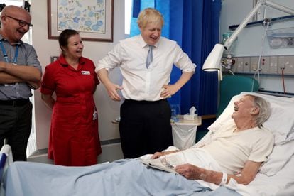Boris Johnson visitaba a Andrew Hill, un anciano ingresado en el hospital Penzance (Cornwall), durante la campaña de noviembre de 2019. 