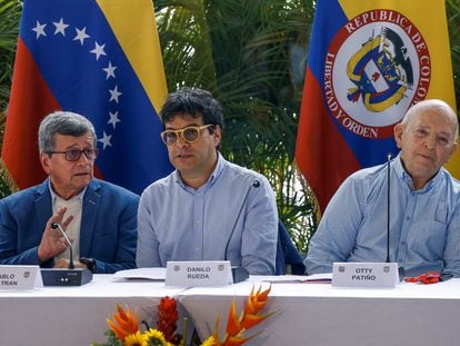 Pablo Beltrán, jefe negociador del ELN, Danilo Rueda y Otty Patiño, en Caracas, Venezuela, el pasado 12 de diciembre.