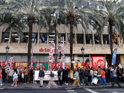 Los sindicatos UGT, CC OO y FINE durante la huelga en el sector bancario de este viernes, en Valencia.