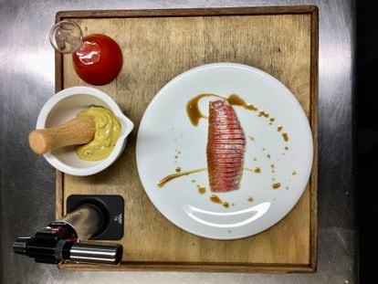 Preparación del salmonete en sala del restaurante Hisop, en Barcelona.