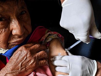 Una mujer recibe una dosis de la vacuna contra la covid-19 en Colombia, el mes pasado.